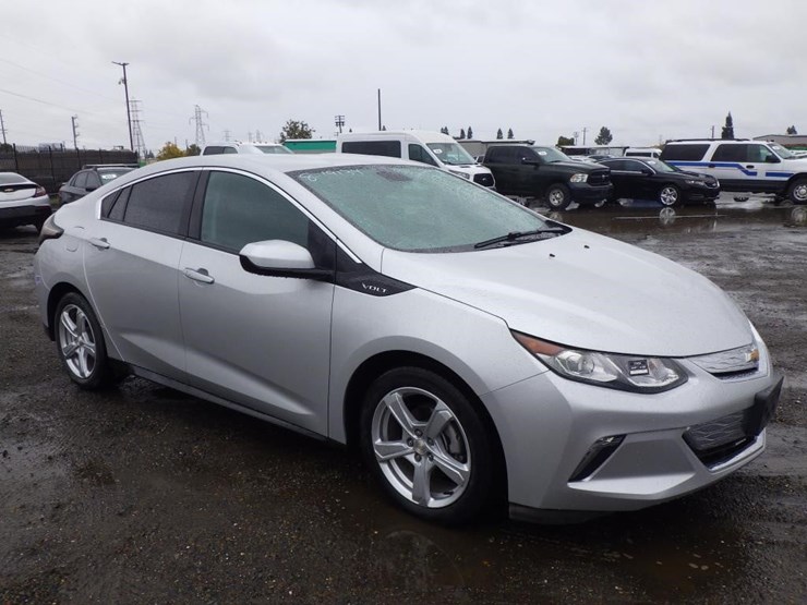 2017-chevrolet-volt-sedan-image-2