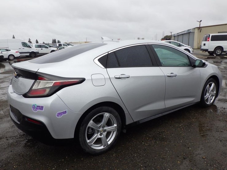 2017-chevrolet-volt-sedan-image-3
