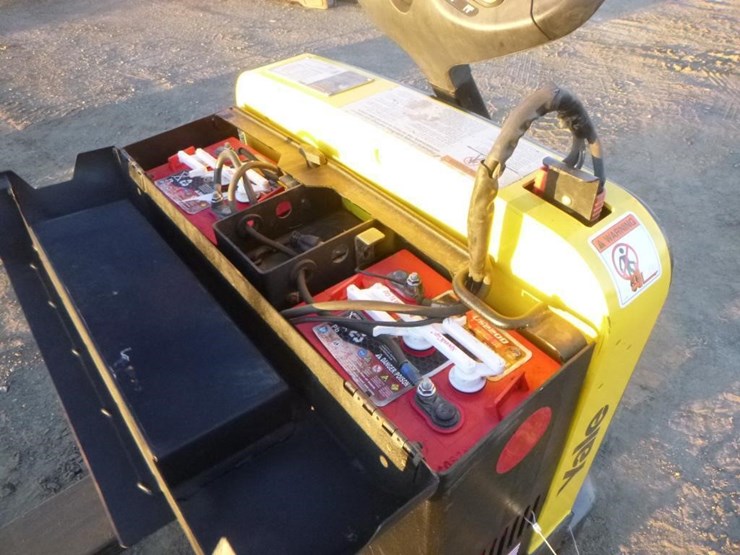 yale-electric-pallet-jack-image-8