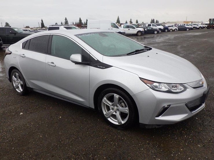 2017-chevrolet-volt-sedan-image-2