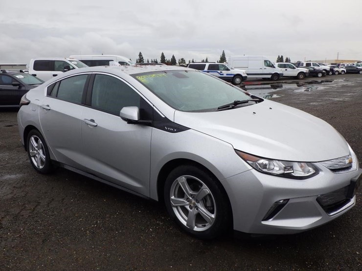 2017-chevrolet-volt-sedan-image-2