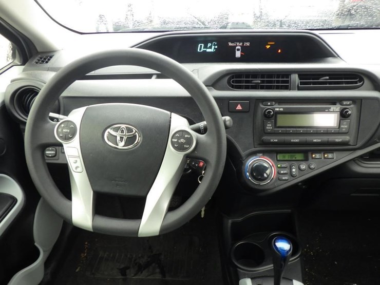 2014-toyota-prius-c-sedan-image-9