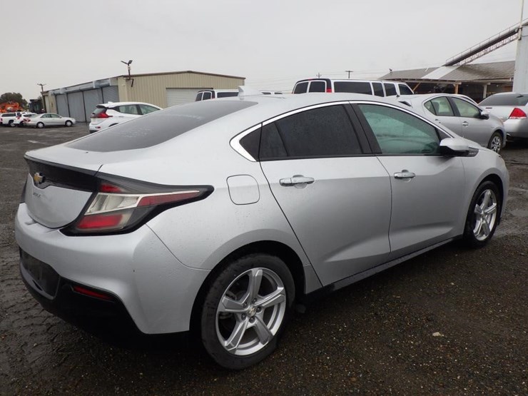 2017-chevrolet-volt-sedan-image-3