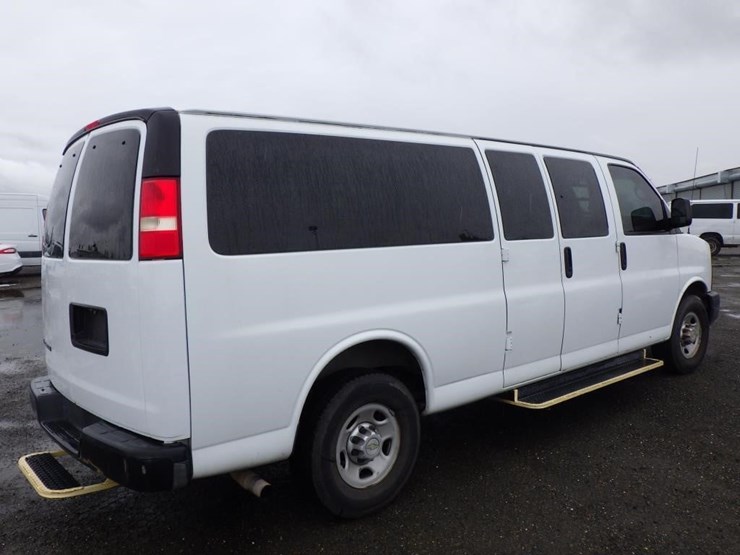 2013-chevrolet-3500-image-3