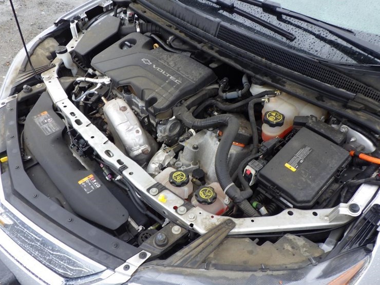 2017-chevrolet-volt-sedan-image-10