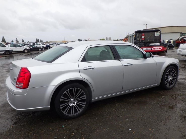 2010-chrysler-300-sedan-image-3