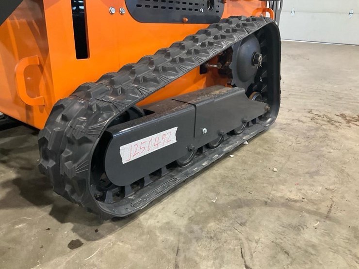 #1000-•-new-land-hero-ldh-t460-mini-track-skid-steer-loader-image-7