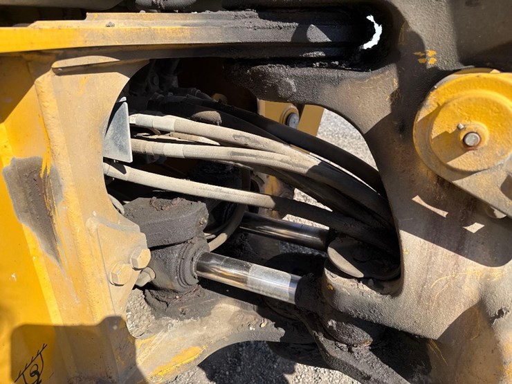 deere-410l-image-15