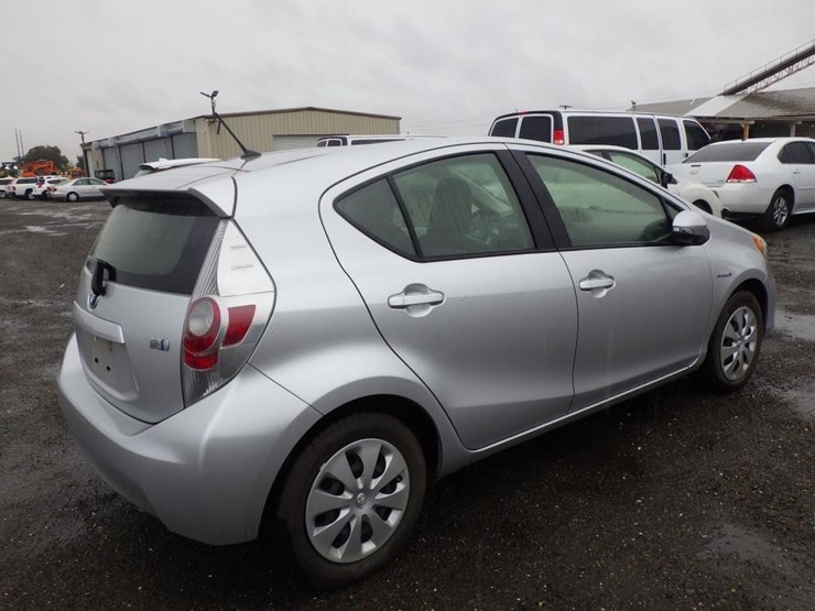 2014-toyota-prius-c-sedan-image-3