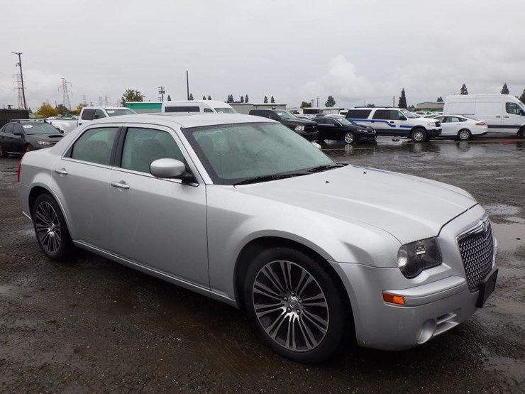 2010-chrysler-300-sedan-image-2