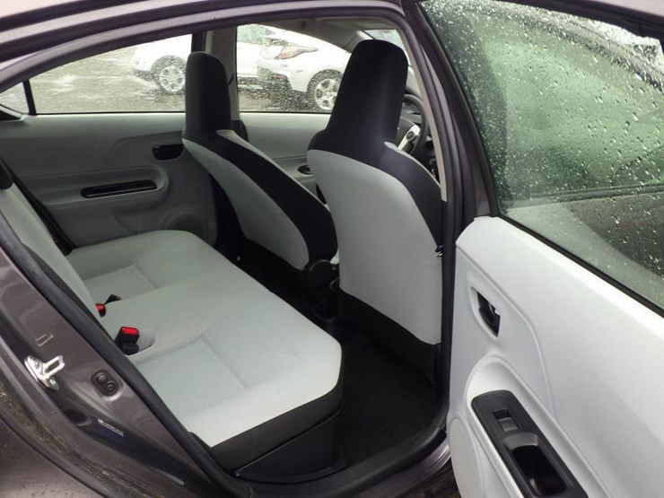 2014-toyota-prius-c-sedan-image-8