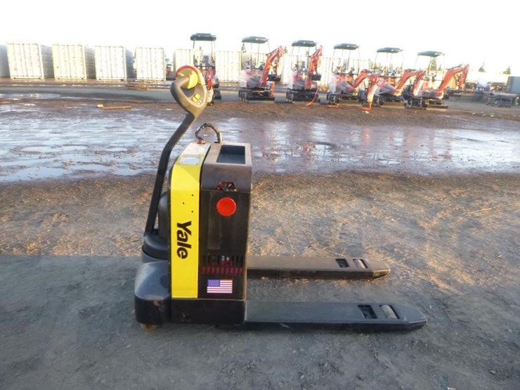 yale-electric-pallet-jack-image-6
