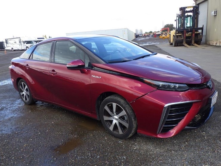 2017-toyota-mirai-sedan-image-2