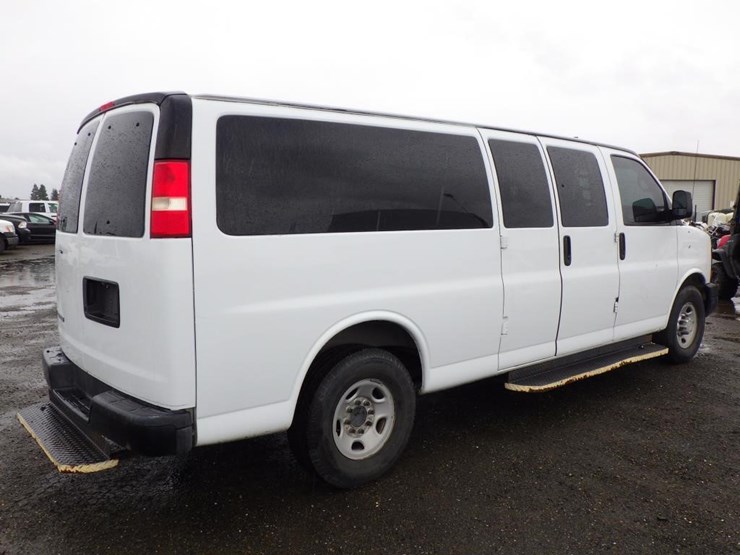 2013-chevrolet-3500-image-3