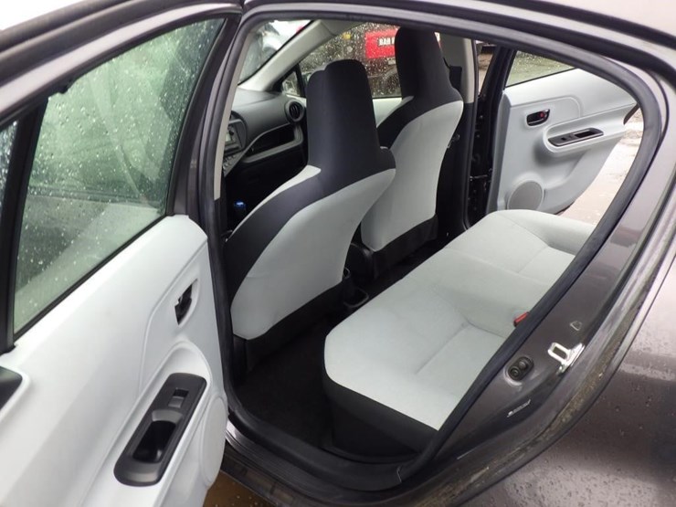 2014-toyota-prius-c-sedan-image-7