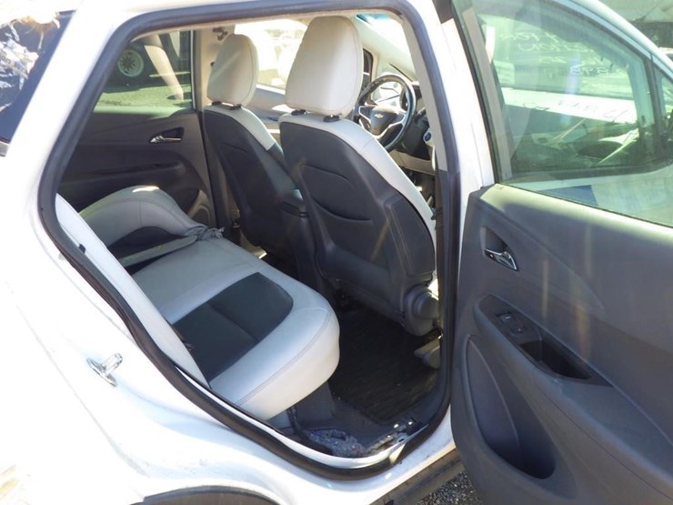 2018-chevrolet-bolt-sedan-image-7