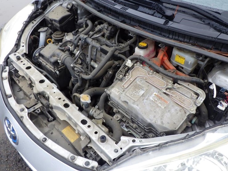 2014-toyota-prius-c-sedan-image-10