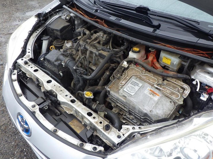2014-toyota-prius-c-sedan-image-10