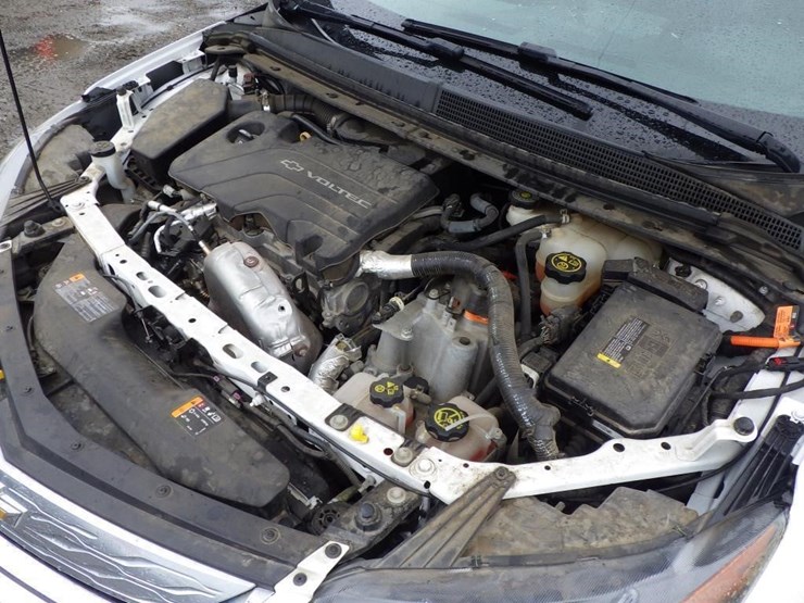 2016-chevrolet-volt-sedan-image-10