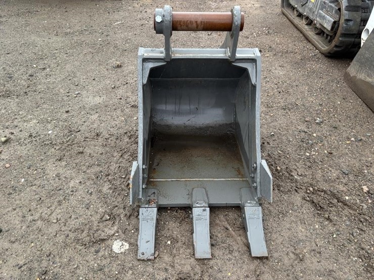 kubota-18"-excavator-bucket-w/teeth-image-5