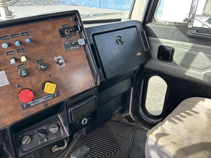 1997-peterbilt-385-image-14