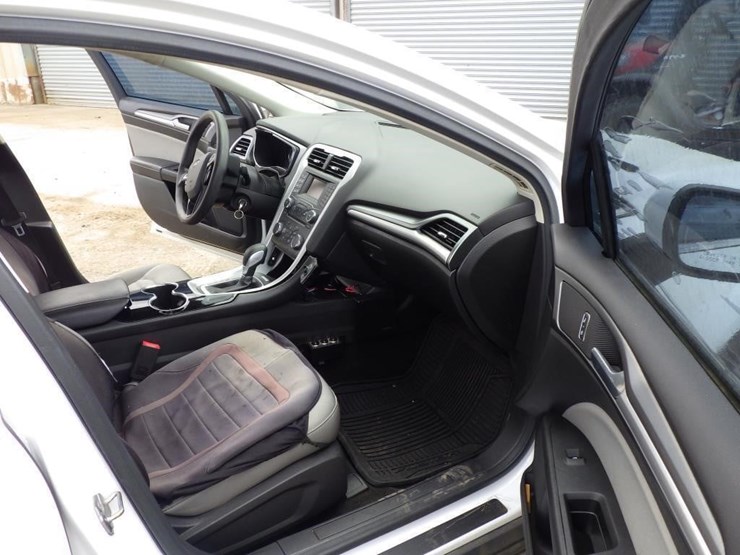 2015-ford-fusion-sedan-image-6
