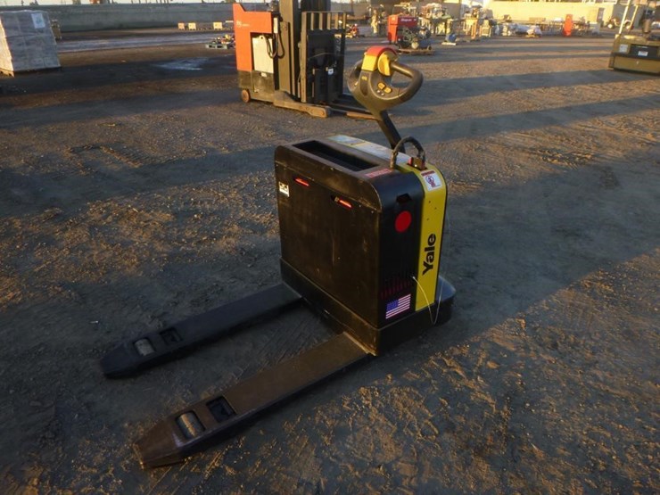 yale-electric-pallet-jack-image-1