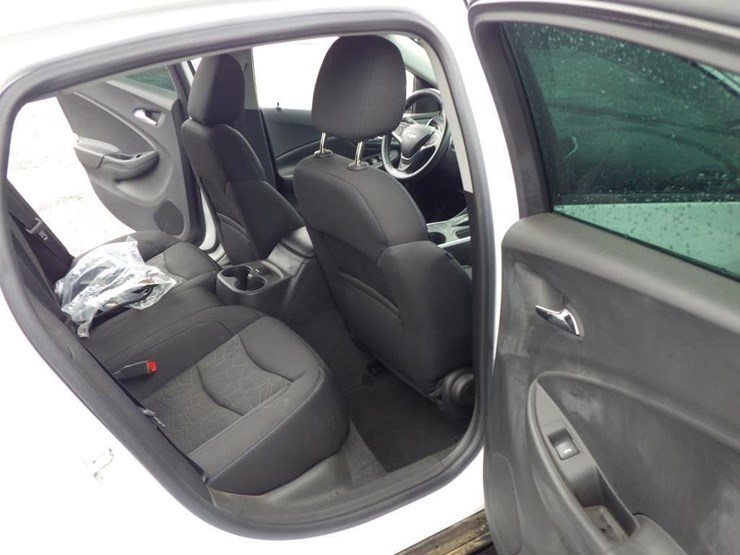 2016-chevrolet-volt-sedan-image-8