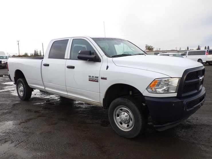 2015-ram-2500-crew-cab-pickup-truck-image-2