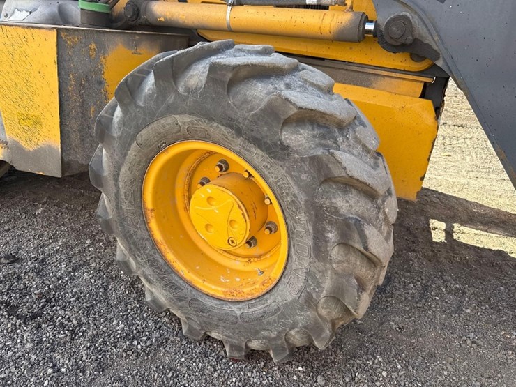 deere-410l-image-11