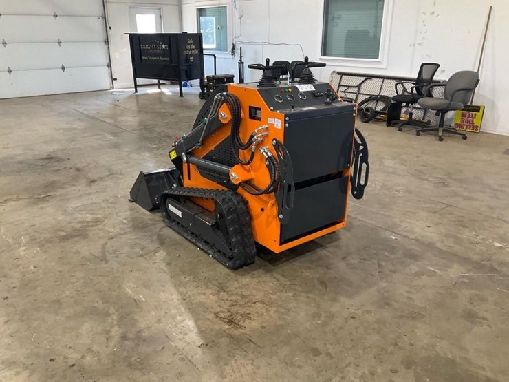 #1001-•-new-land-hero-ldh-t460-mini-track-skid-steer-loader-image-4