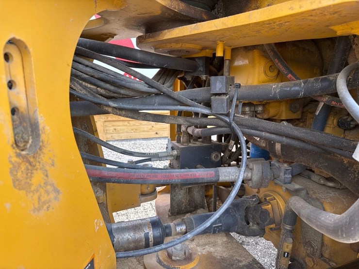 2017-deere-644k-image-16