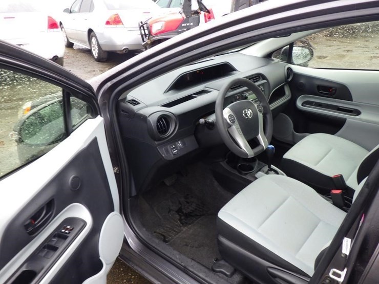2014-toyota-prius-c-sedan-image-5