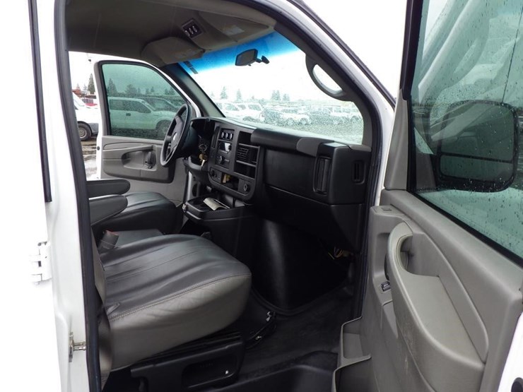 2013-chevrolet-3500-image-6