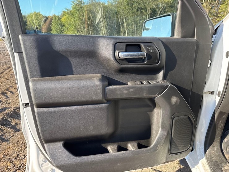 2020-chevrolet-silverado-image-23