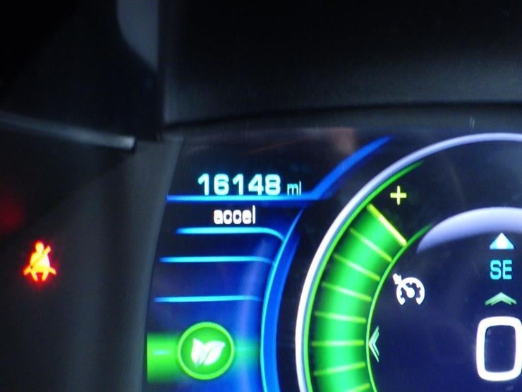 2017-chevrolet-volt-sedan-image-14