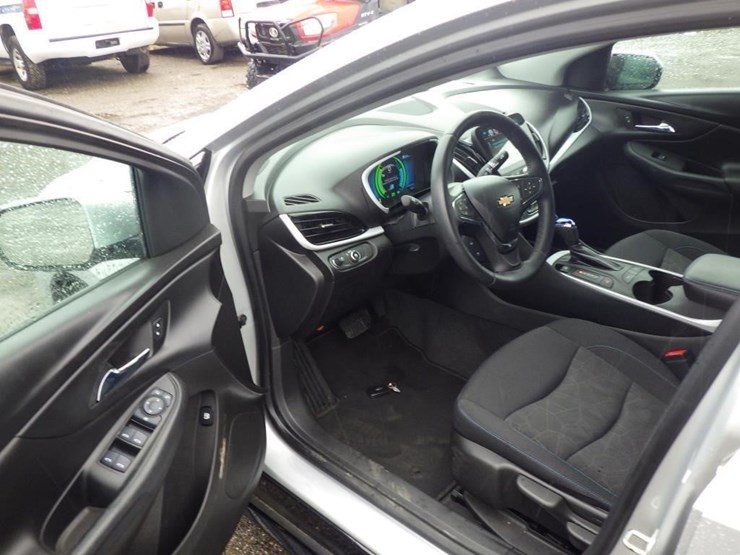 2017-chevrolet-volt-sedan-image-5