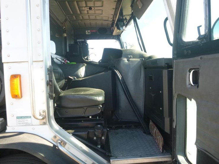 2014-peterbilt-pb320-front-loading-garbage-truck-image-13