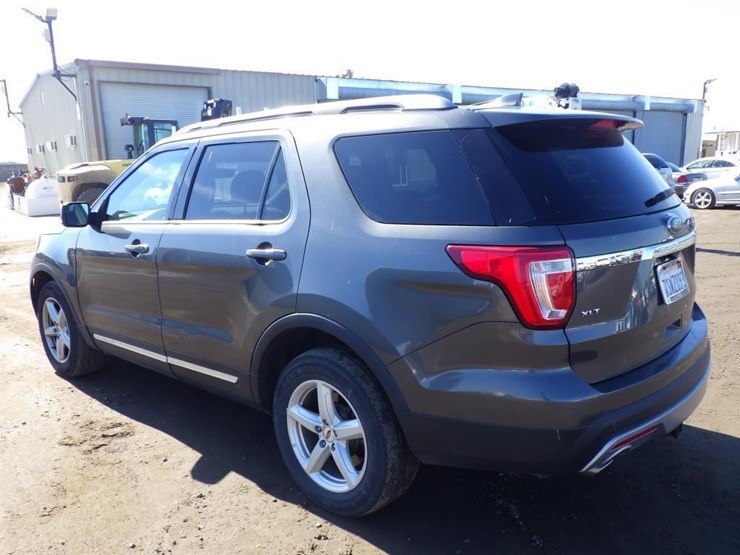2016-ford-explorer-image-4