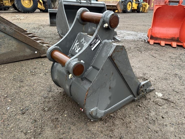 kubota-18"-excavator-bucket-w/teeth-image-3