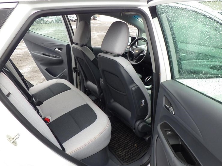 2017-chevrolet-bolt-sedan-image-8