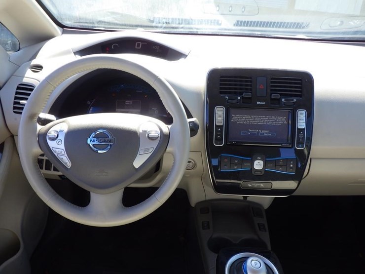 2012-nissan-leaf-sedan-image-9