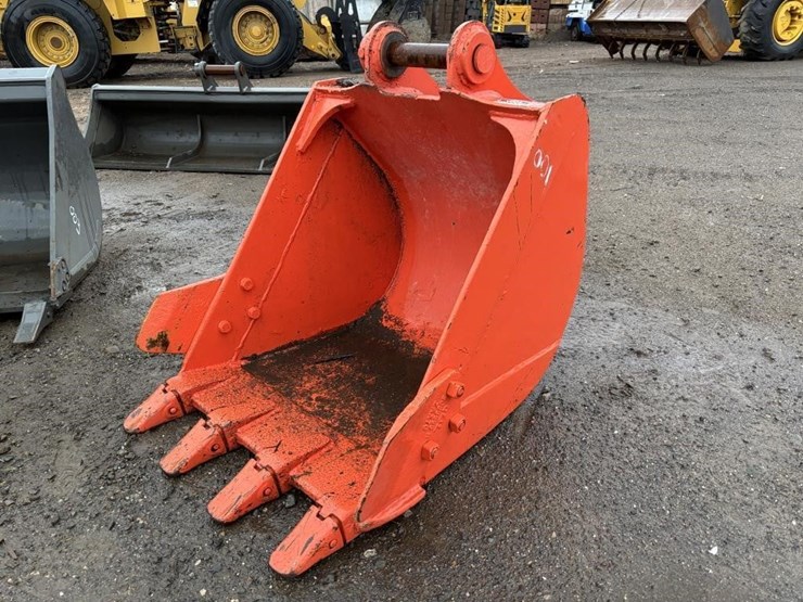 kubota-27"-excavator-bucket-w/teeth-image-1