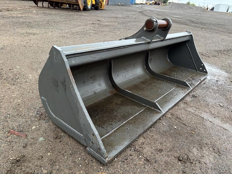 kubota-71"-excavator-clean-up-bucket-image-2