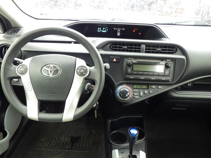 2014-toyota-prius-c-sedan-image-9