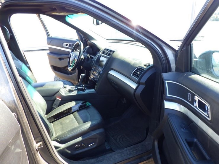 2016-ford-explorer-image-6