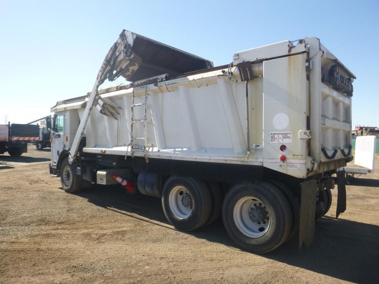 2014-peterbilt-pb320-front-loading-garbage-truck-image-4