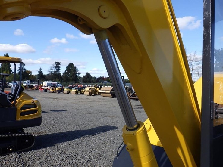 komatsu-pc28uu-image-13