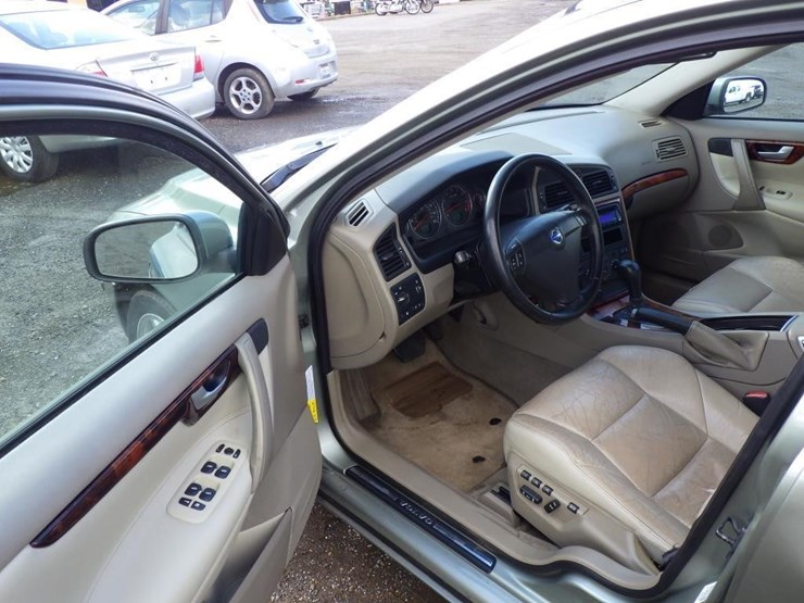 2006-volvo-s60-sedan-image-5