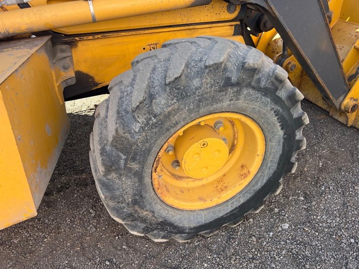 deere-410l-image-12